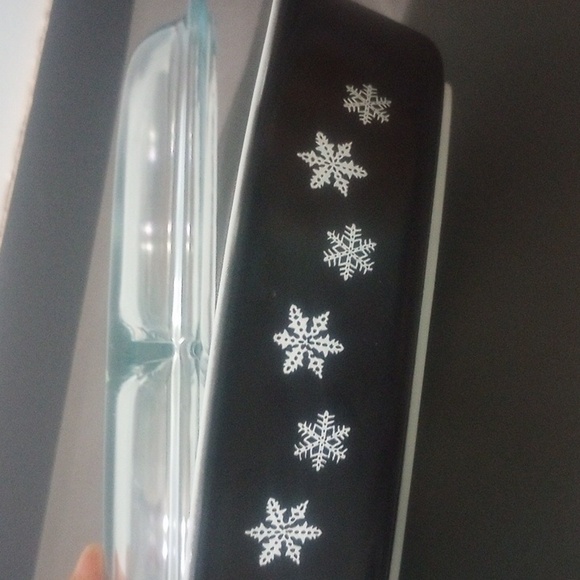 PYREX Cinderella ❄️Snowflake ❄️ Oval Divided Casserole Dish with Lid - Picture 11 of 16